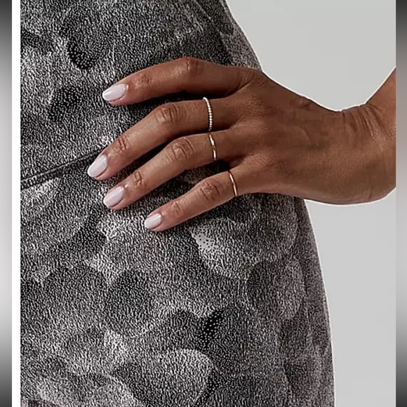 ATHLETA Women's Elation Textured Tight Size S Small Chakra Floral Black White - Picture 2 of 9